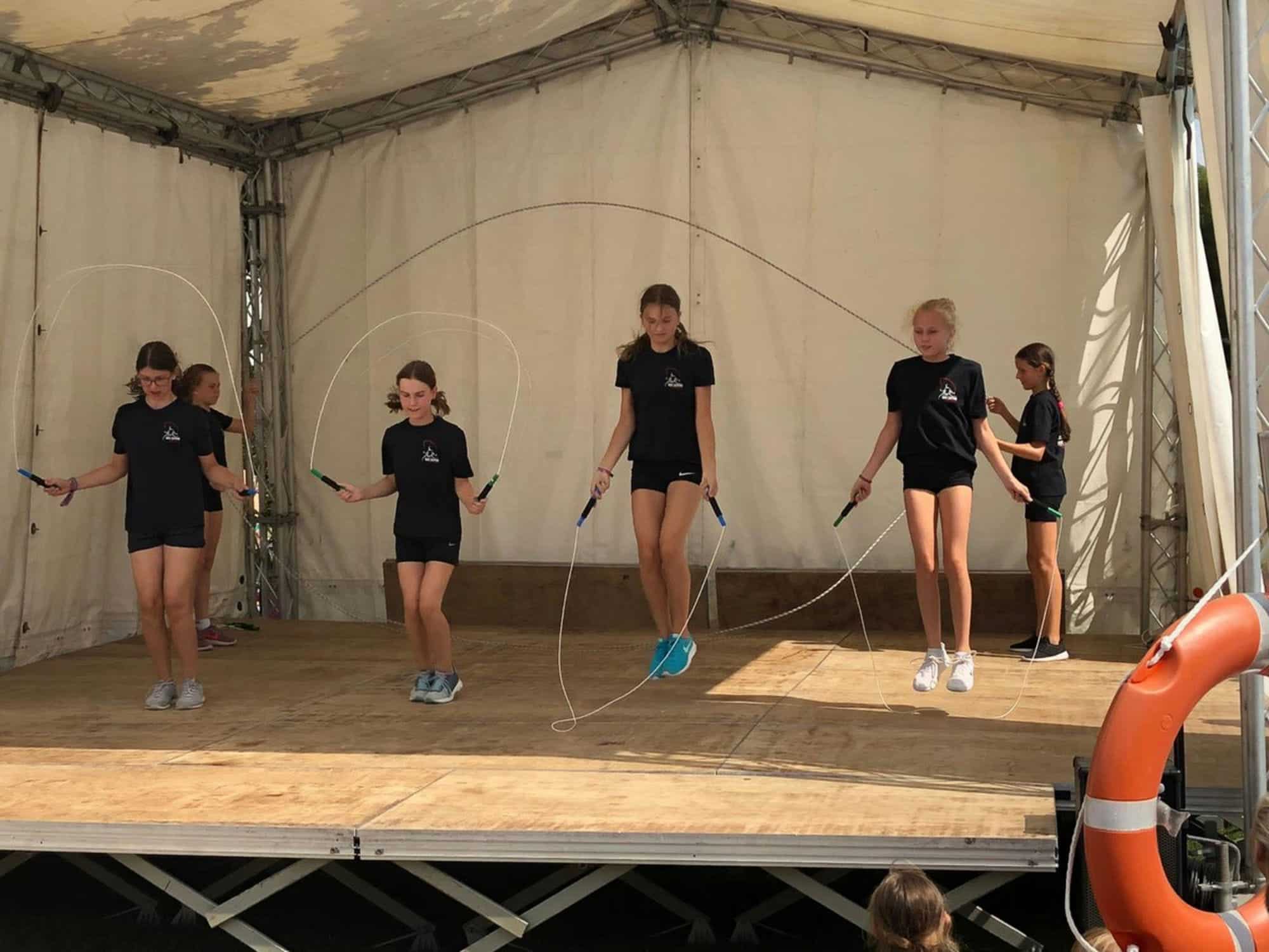 Rope Skipping Gruppe Auftritt beim Schwimmbadfest