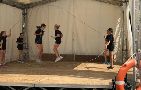 Rope Skipping Gruppe Auftritt beim Schwimmbadfest