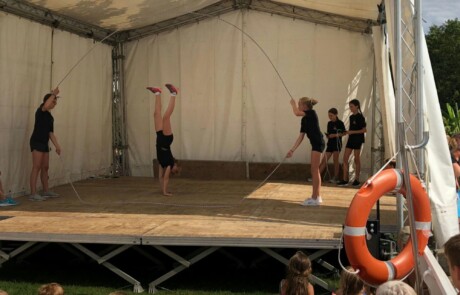 Rope Skipping Gruppe Auftritt beim Schwimmbadfest