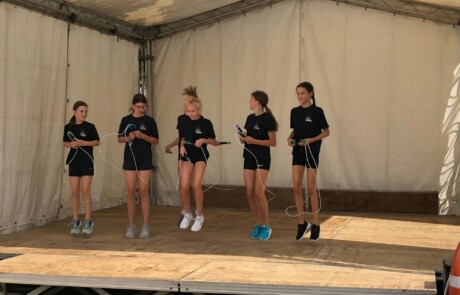 Rope Skipping Gruppe Auftritt beim Schwimmbadfest