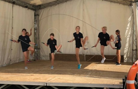 Rope Skipping Gruppe Auftritt beim Schwimmbadfest