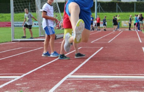 Sportabzeichenabnahme mit drei Sportklassen