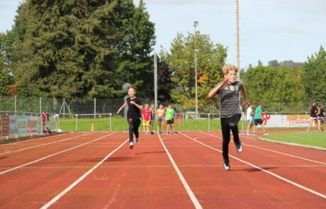 Sportabzeichenabnahme mit drei Sportklassen