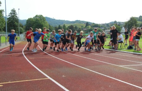 Sportabzeichenabnahme mit drei Sportklassen