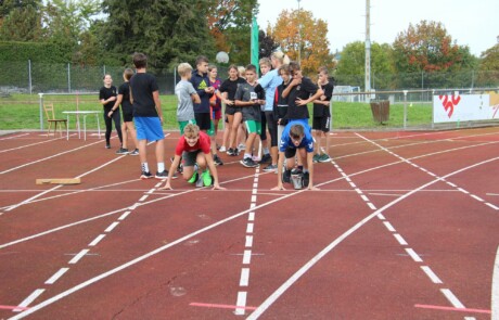 Sportabzeichenabnahme im Sportunterricht der Schloßbergschule