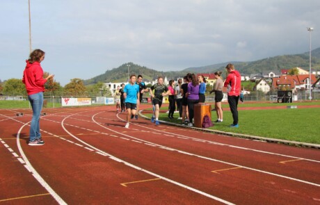 Sportabzeichenabnahme im Sportunterricht der Schloßbergschule