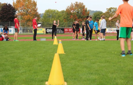 Sportabzeichenabnahme im Sportunterricht der Schloßbergschule
