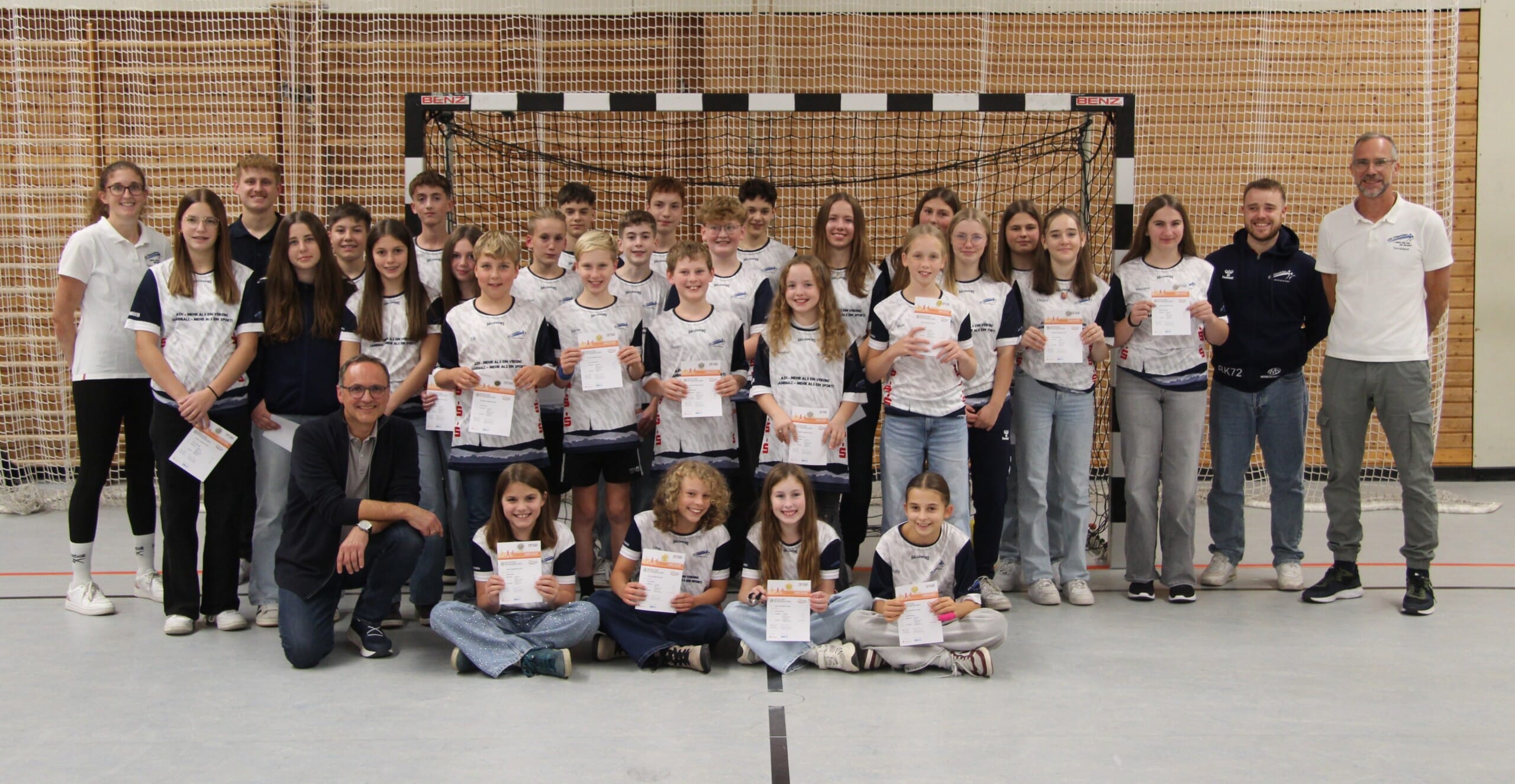 Sportabzeichen an Handballer übergeben